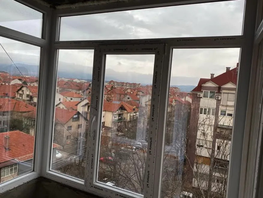 Montaža prozora sa pogledom na grad