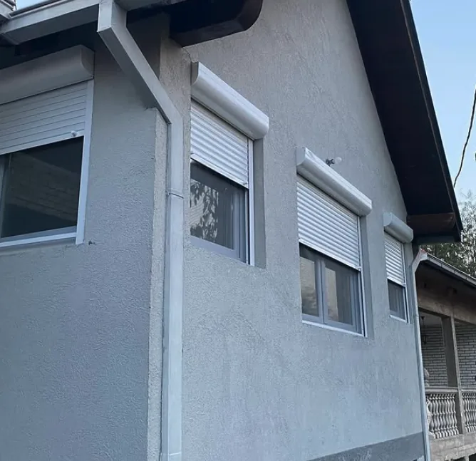 Fasada kuće sa PVC prozorima i rolo zavesama