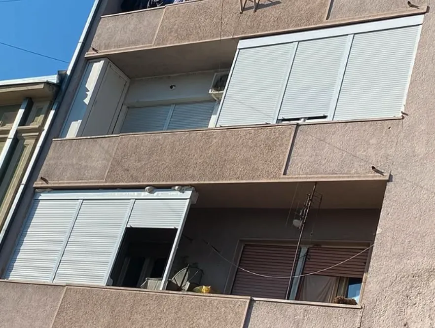 Rolo zavese na prozorima stambene zgrade