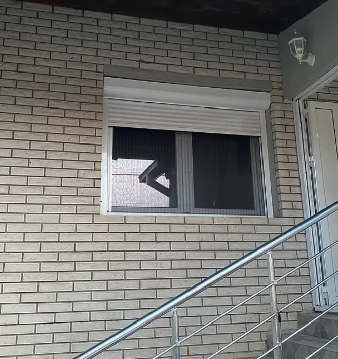 Detalj rolo zavese i plisiranog komarnika